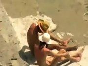 Flagra casal fodendo na praia de nudismo