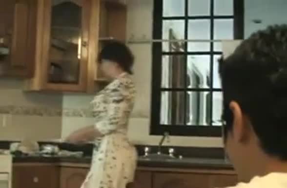 Tarado fodendo a sua tia safada na cozinha de casa